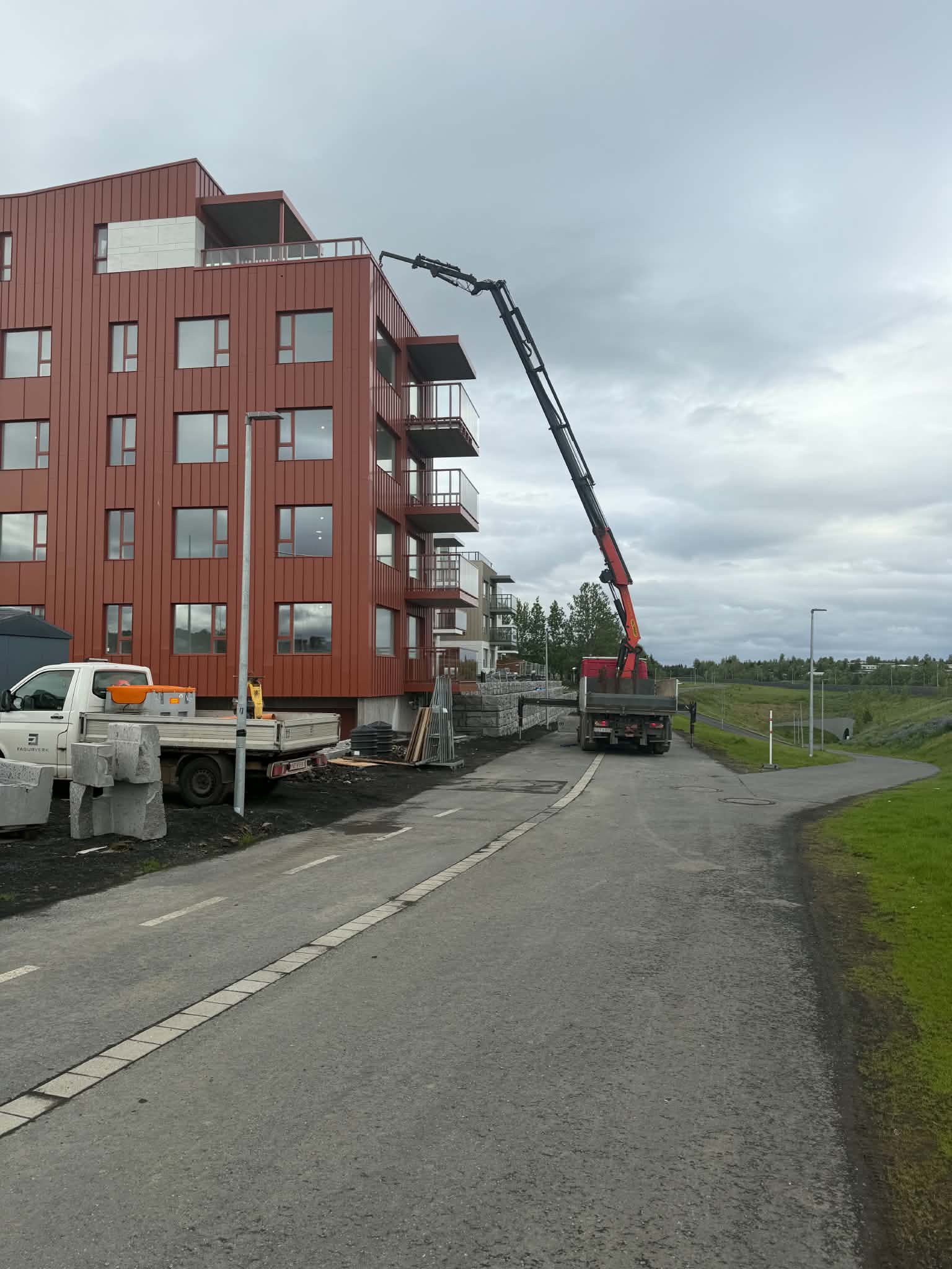 Hífing við fjölbýlishús