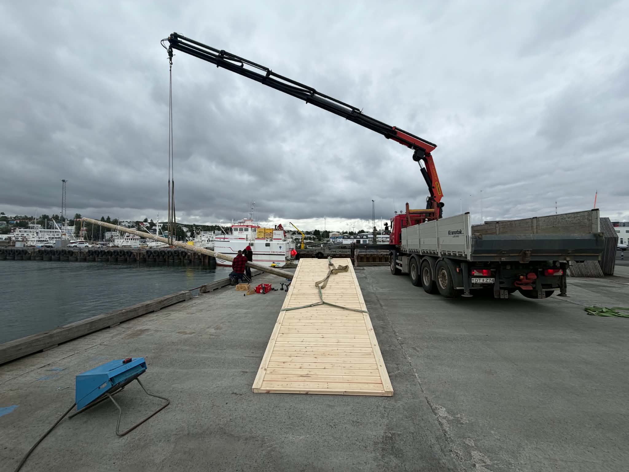 Kranatak kranabíll við höfnina