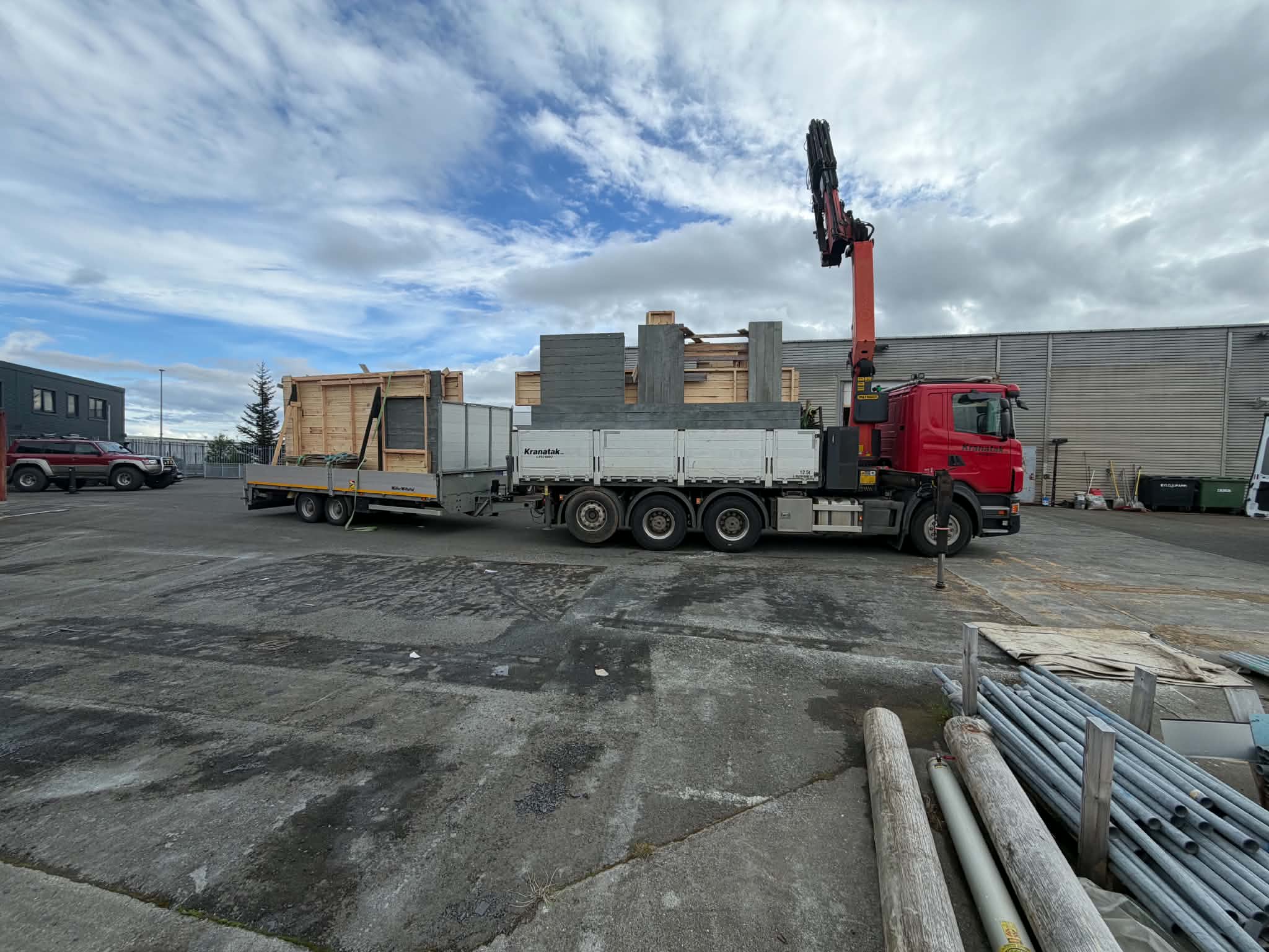 Kranatak Scania kranabíll með tengivagn í garði